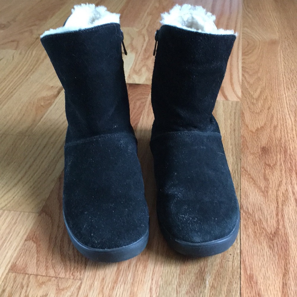 Super cute black boots!